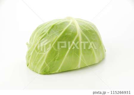 半分に切ったキャベツ 115266931