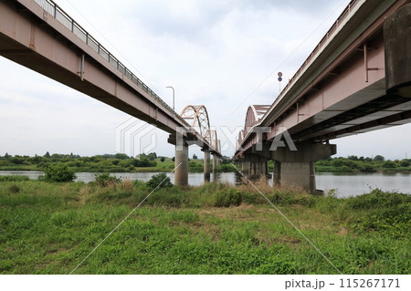 左岸河川敷から見た利根川に架かる刀水橋 115267171