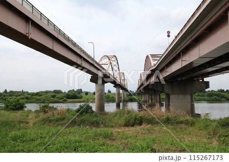 左岸河川敷から見た利根川に架かる刀水橋 115267173