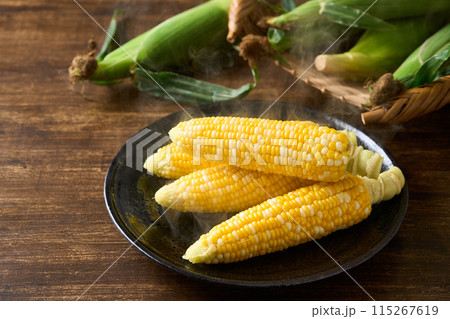 茹でたてのとうもろこし 115267619