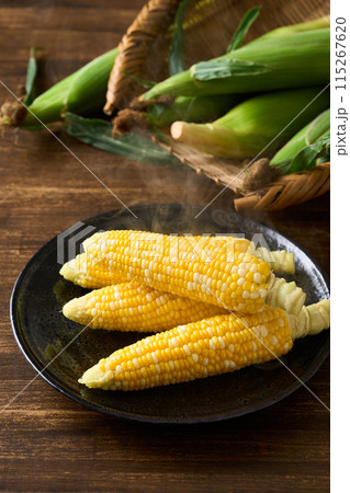 茹でたてのとうもろこし 115267620