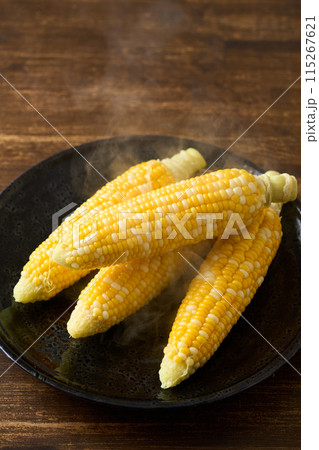 茹でたてのとうもろこし 115267621