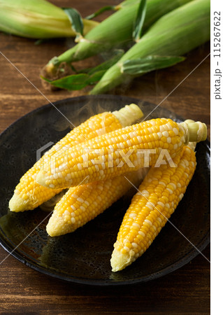 茹でたてのとうもろこし 茹でたてのとうもろこし 115267622