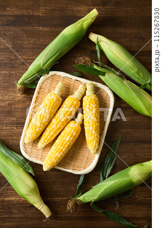 茹でたてのとうもろこし 茹でたてのとうもろこし 115267830