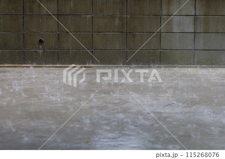 大雨と水しぶき 大雨と水しぶき 115268076