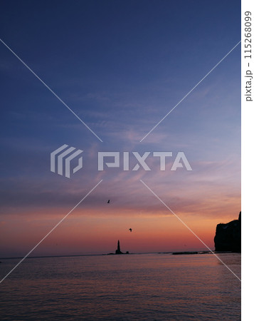 冬の北海道積丹半島　朝焼けのローソク岩を豊浜町の漁港から臨む 115268099