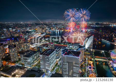 横浜みなとみらいの夜景に上がる打ち上げ花火　(みなとみらいスマートフェスティバル ) 115268130