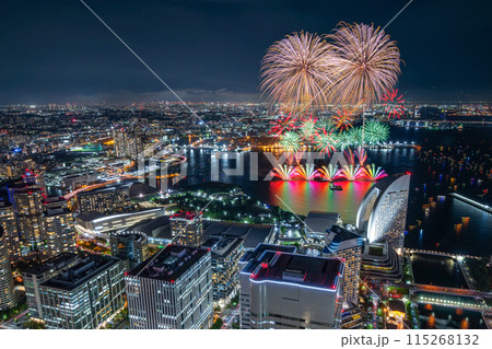 横浜みなとみらいの夜景に上がる打ち上げ花火　(みなとみらいスマートフェスティバル ) 115268132