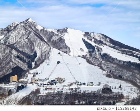 湯沢中里スノーリゾートから見る岩原スキー場全景 115268145