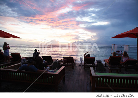 ホテルから見る夕日 115268250