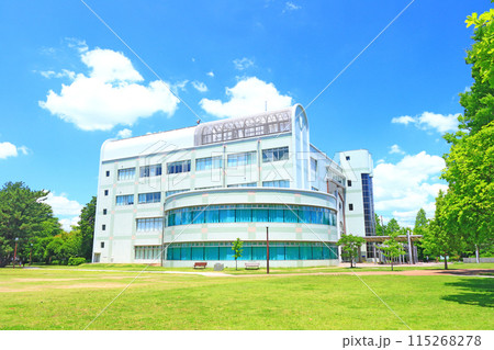 岐阜県各務原市、各務原市立中央図書館の風景 岐阜県各務原市、各務原市立中央図書館の風景 115268278