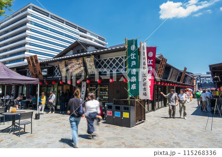 「東京都」観光客で賑わう豊洲千客万来の風景 「東京都」観光客で賑わう豊洲千客万来の風景 115268336