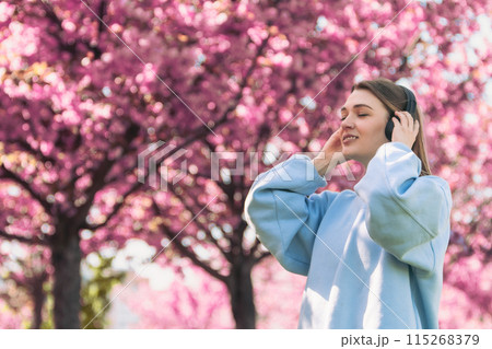stylish woman meloman listening music 115268379