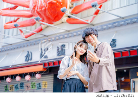 大阪観光をする若いカップル 大阪観光をする若いカップル 115268815