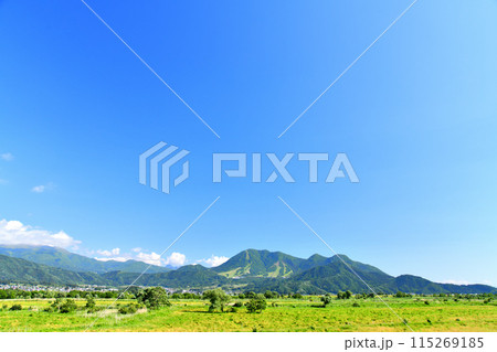 道の駅花の駅千曲川付近より高社山方面を望む(長野県飯山市／木島平村)【2024.6】 115269185