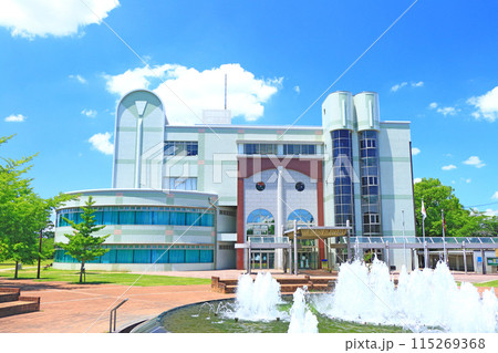 岐阜県各務原市、各務原市立中央図書館と噴水の風景 岐阜県各務原市、各務原市立中央図書館と噴水の風景 115269368
