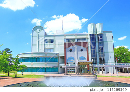 岐阜県各務原市、各務原市立中央図書館と噴水の風景 岐阜県各務原市、各務原市立中央図書館と噴水の風景 115269369