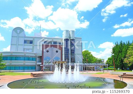 岐阜県各務原市、各務原市立中央図書館と噴水の風景 115269370