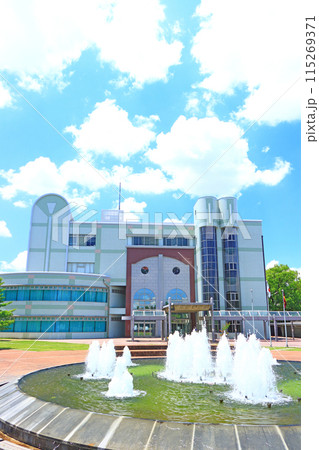 岐阜県各務原市、各務原市立中央図書館と噴水の風景 115269371