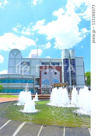 岐阜県各務原市、各務原市立中央図書館と噴水の風景 岐阜県各務原市、各務原市立中央図書館と噴水の風景 115269373