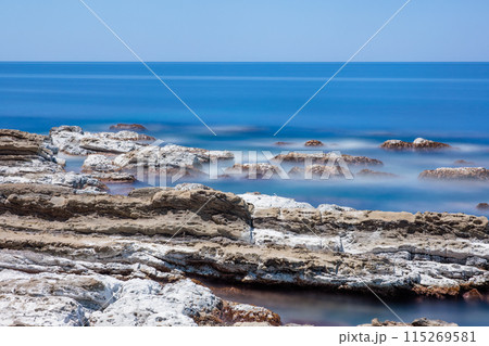 小伊津海岸の洗濯岩(島根県出雲市小伊津町)  日中長時間露光 115269581