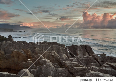 Cliffs in New Zealand 115269838