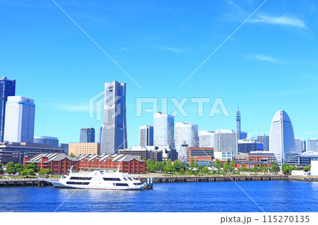 神奈川県横浜市、横浜赤レンガ倉庫とランドマークタワーの風景 神奈川県横浜市、横浜赤レンガ倉庫とランドマークタワーの風景 115270135