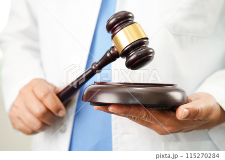 Doctor holding judge gavel, medical law and crime justice. 115270284