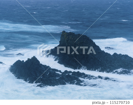 北海道・礼文島スコトン岬沿岸の岩礁 / Rebun Island, Hokkaido, Japan 115270710