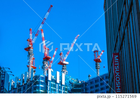 日本の東京都市景観 6月。室町三丁目南から日本橋一丁目の再開発事業などを望む＝5日 115271569