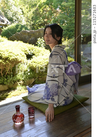 浴衣を着た若い女性のポートレート 115271683