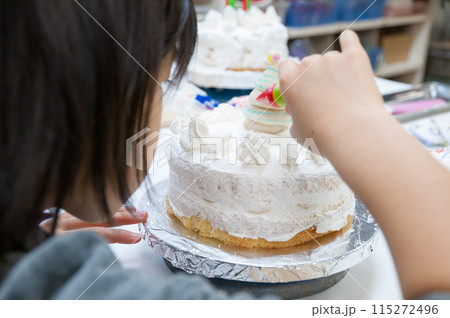 料理教室で小学生の子どもがケーキを作る 115272496