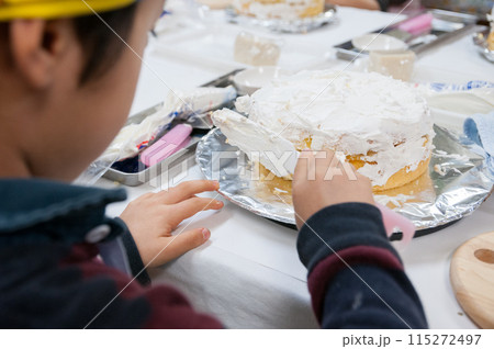 料理教室で小学生の子どもがケーキを作る 料理教室で小学生の子どもがケーキを作る 115272497