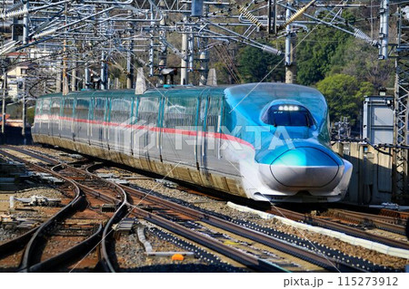 東北新幹線・福島駅を高速で通過する… E5/H5系 115273912