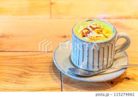 [素材]  素朴な陶器のカップで提供される抹茶ラテ。 115274662