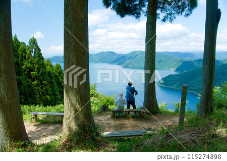 賤ケ岳から琵琶湖を眺める夫婦 115274898