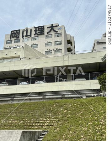 緑に囲まれた大学キャンパス 115274917