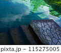 池に続く階段 115275005
