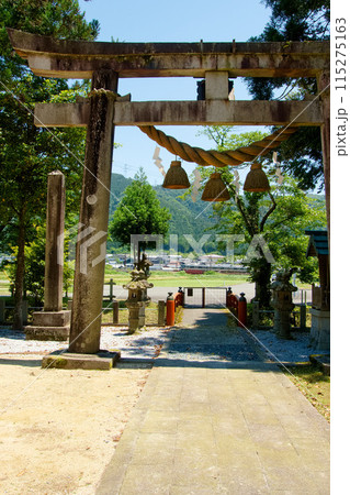 鳥居の奥は通過する北陸線の列車 【乎彌神社】 鳥居の奥は通過する北陸線の列車 【乎彌神社】 115275163