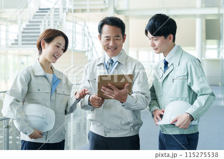 打ち合わせをする現場作業員,エンジニア 打ち合わせをする現場作業員,エンジニア 115275538