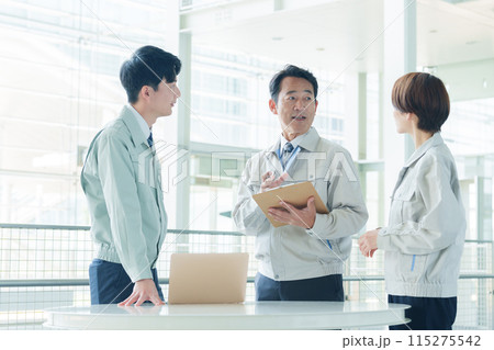 打ち合わせをする現場作業員,エンジニア 115275542