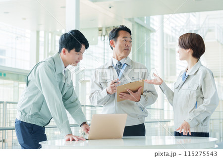 打ち合わせをする現場作業員,エンジニア 115275543