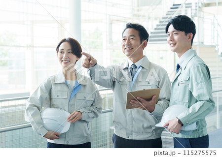 プラントの説明をする作業員 115275575
