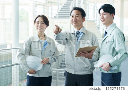 プラントの説明をする作業員 115275576