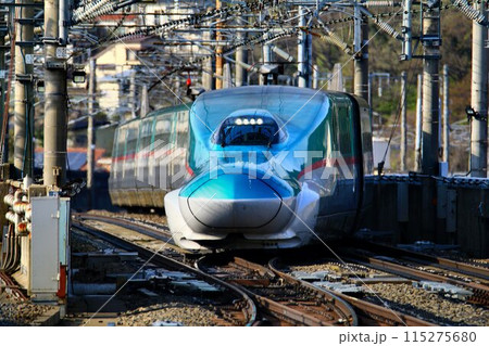 東北新幹線のボトルネック… 福島駅の平面交差を通過するE5系新幹線 115275680