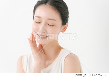 お肌をチェックする女性 お肌をチェックする女性 115275709