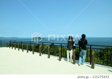 関崎から豊予海峡を眺めるカップル 関崎から豊予海峡を眺めるカップル 115275833
