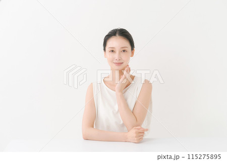 頬に手をあてて微笑む女性 頬に手をあてて微笑む女性 115275895