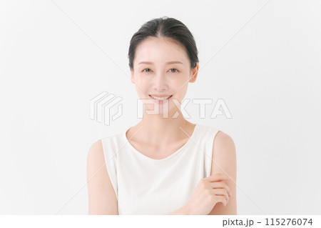 カメラ目線で微笑む女性の写真 カメラ目線で微笑む女性の写真 115276074