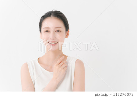 カメラ目線で微笑む女性の写真 カメラ目線で微笑む女性の写真 115276075